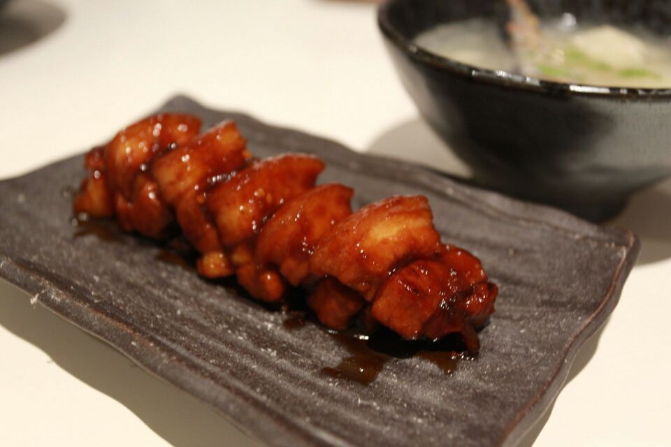 吃着碗里望着锅里的红烧肉