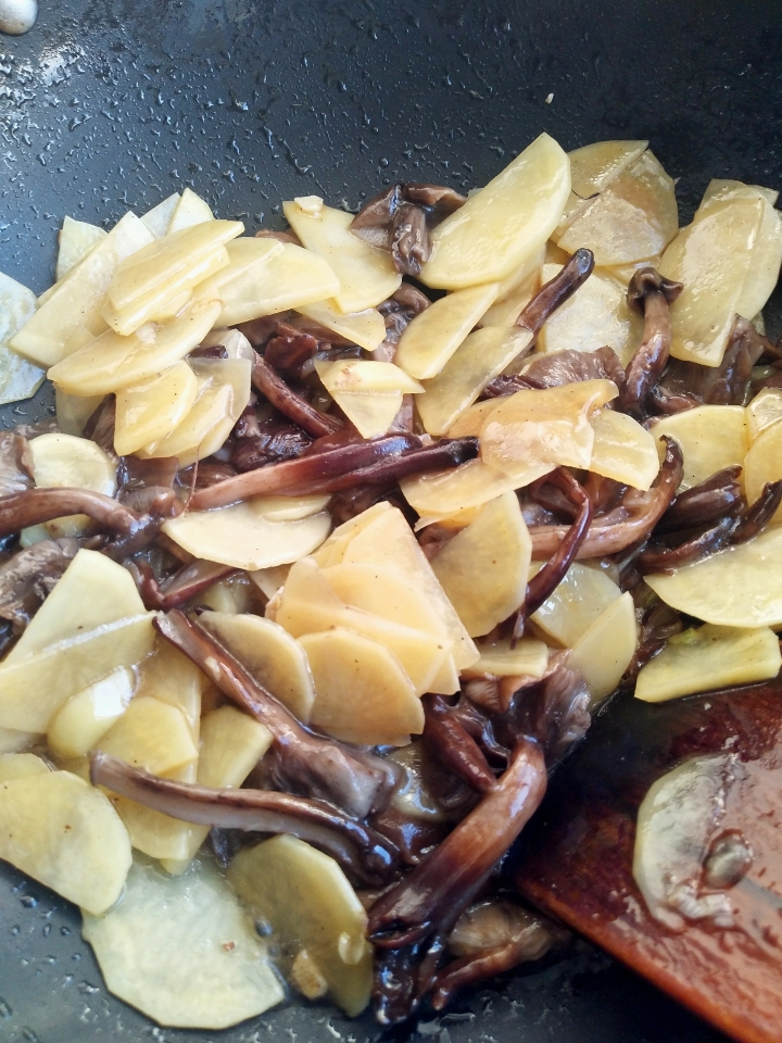 土豆片炒蘑菇的做法 步骤3