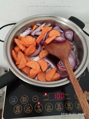 洋葱胡萝卜炒肉的做法 步骤1