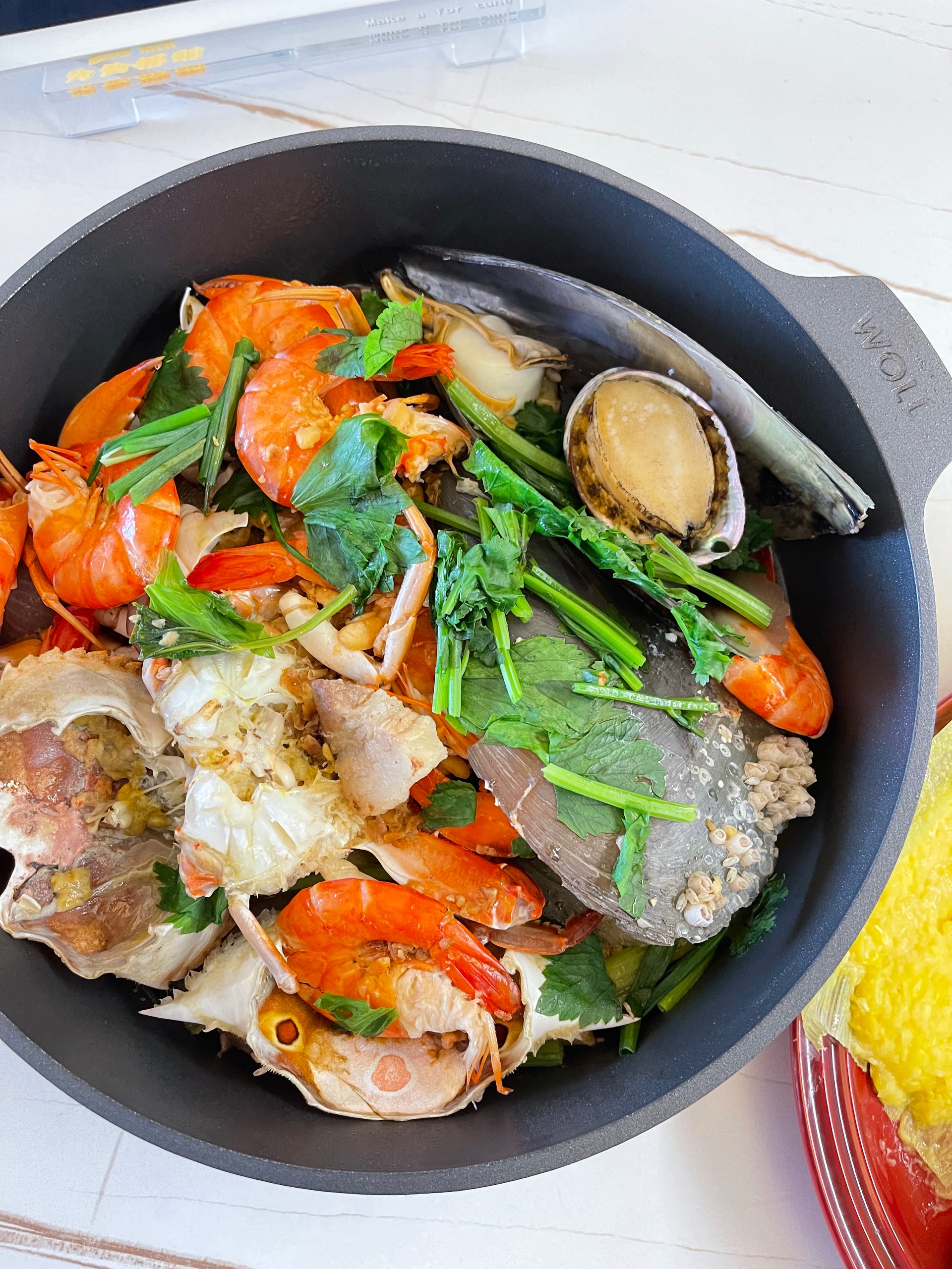 普宁豆酱焖海鲜锅的做法