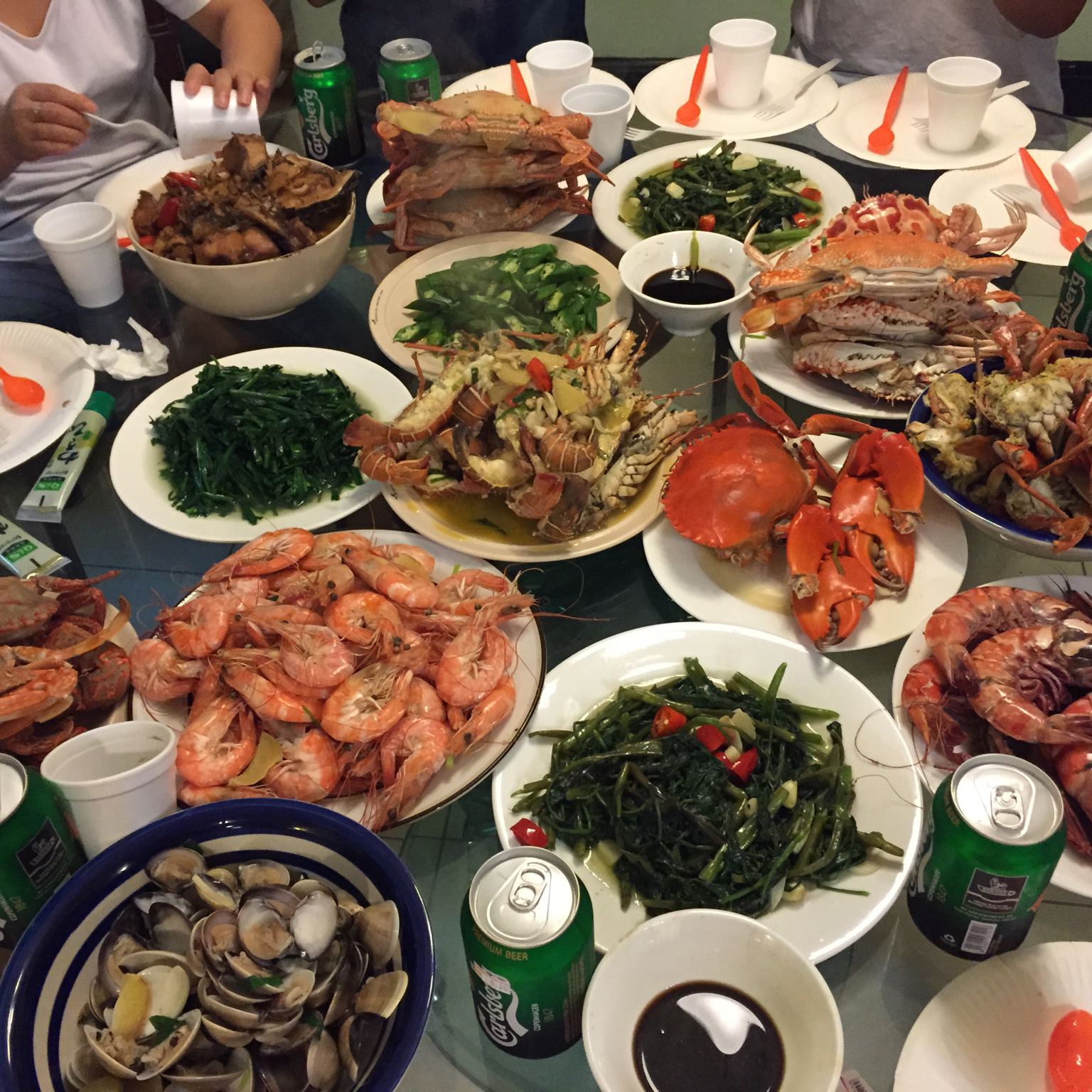 11月25日 从附近的农贸市场买回了鱼虾蟹,大家齐动手做了一桌海鲜大餐