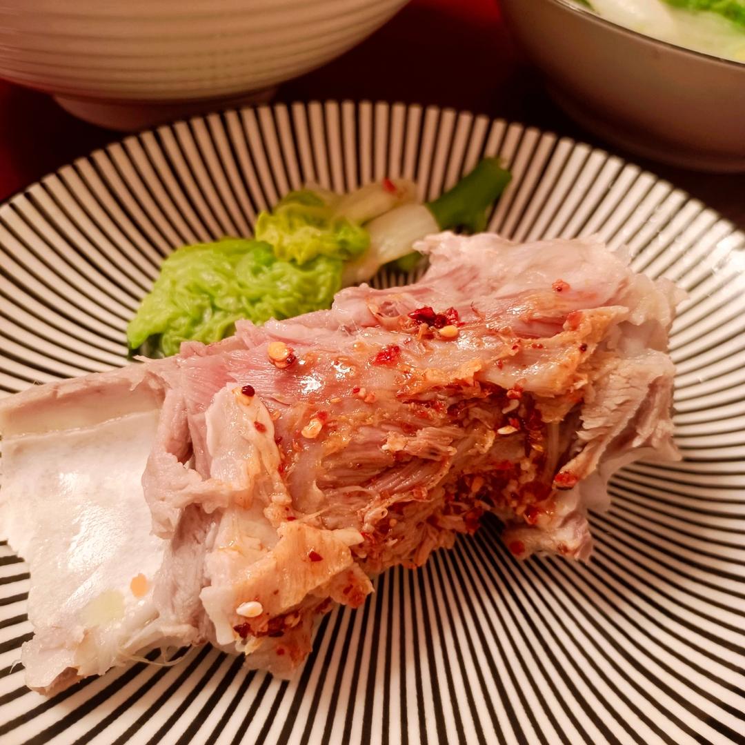 清炖羊排，老爸的拿手菜，汤鲜味浓，羊肉软烂，连萝卜都非常好吃