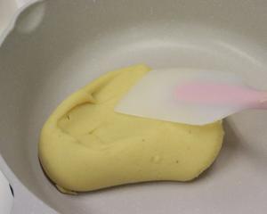 绿豆蓉冰皮月饼的做法 步骤5