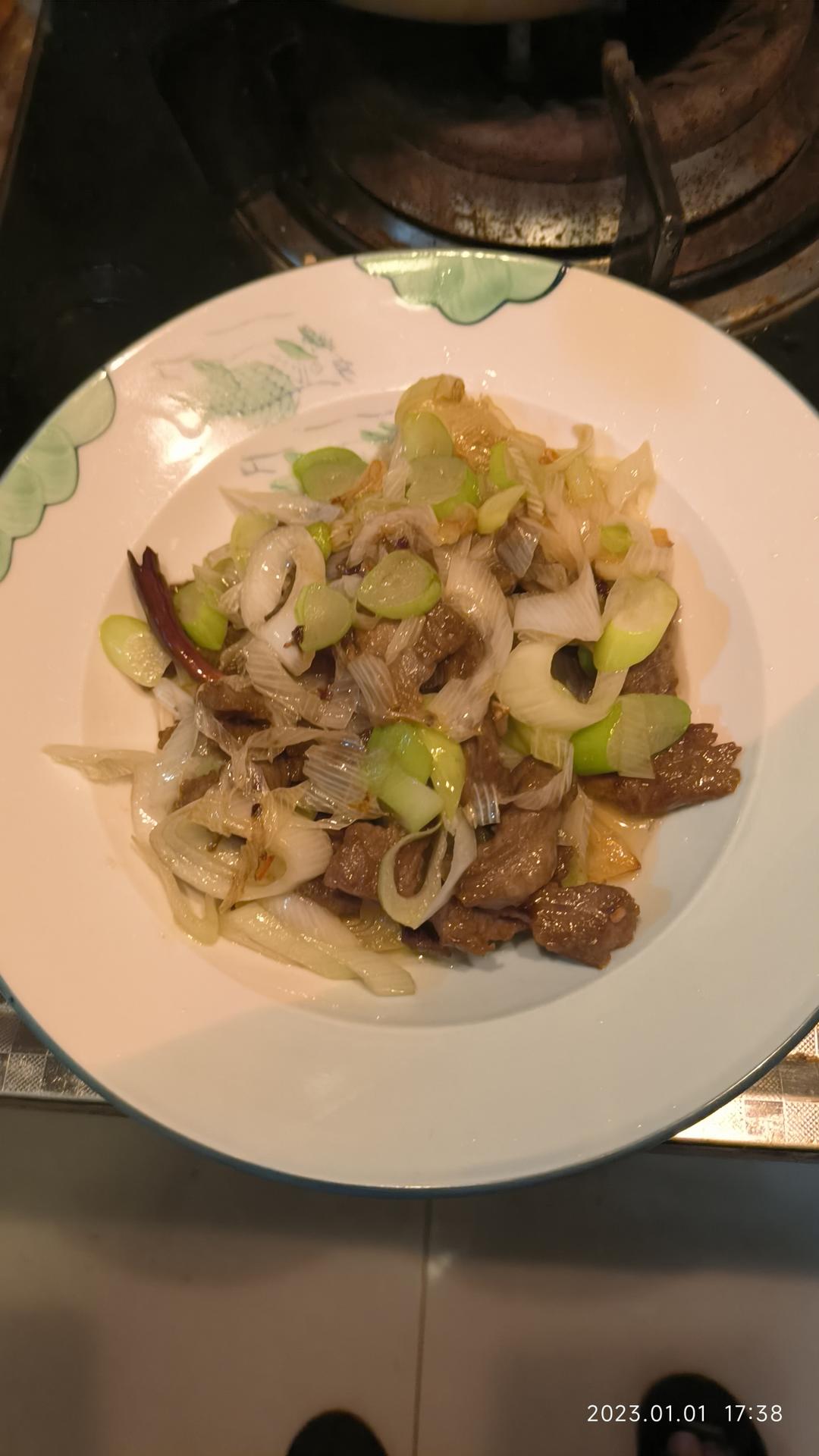 厨师长教你：“葱爆牛肉”的家常做法，葱香味浓郁先收藏起来