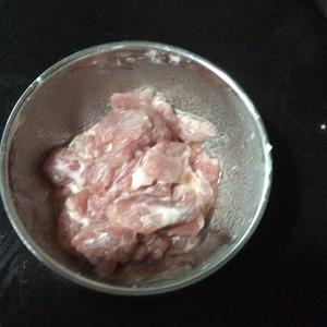 西红柿苦瓜肉片汤的做法 步骤1