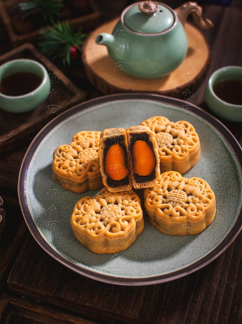 每年都會(huì)做的廣式蛋黃月餅｜自制黑豆沙?咸蛋黃，比外面買的好吃太多