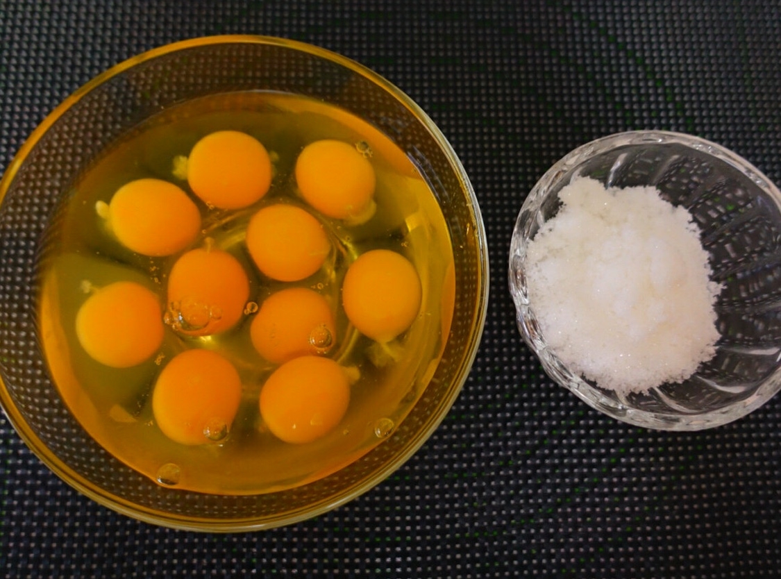 鸡蛋+白砂糖，超简单的鸡蛋酥做法！的做法 步骤1