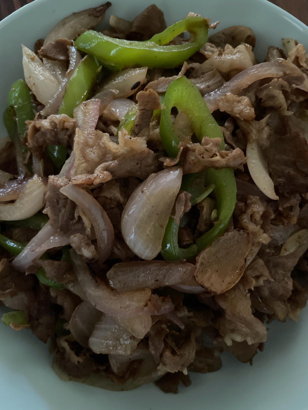 洋葱炒羊腿肉-用这个方法炒羊肉，无膻味还不柴，做出来的羊肉又鲜又嫩