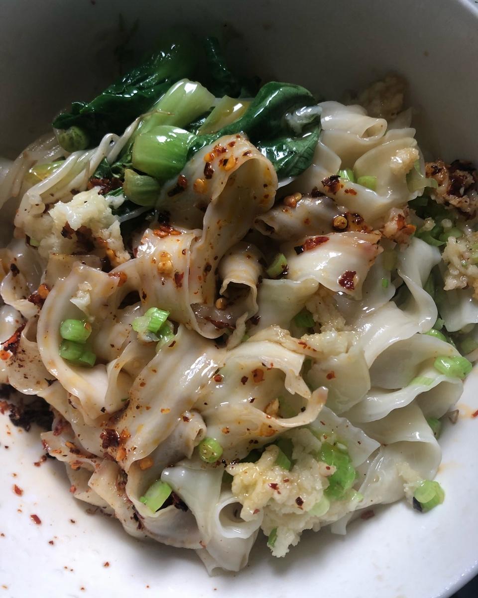 【油泼面】超级快手，好吃到炸裂😋