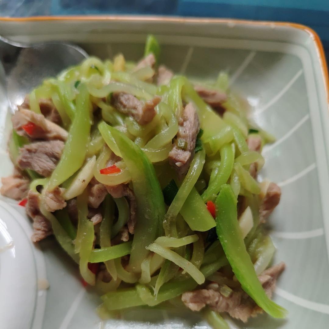 清爽解腻巨下饭的莴笋炒肉丝！
