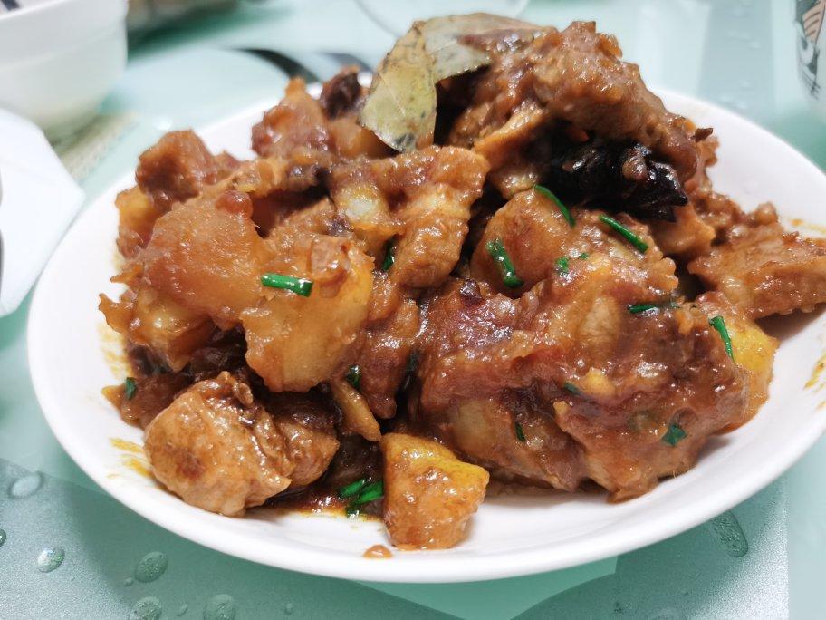 五花肉炖土豆