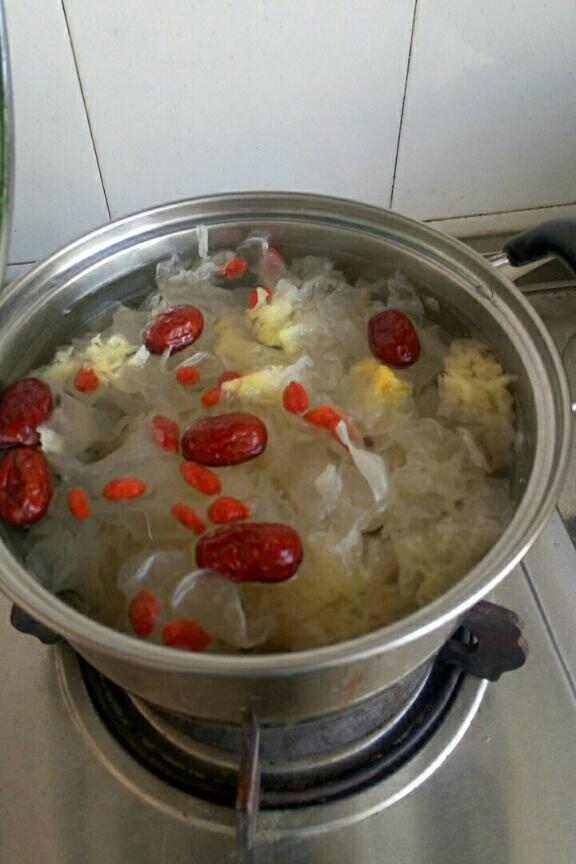 红枣枸杞银耳羹