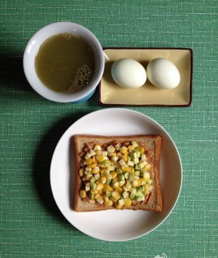 减脂增肌早餐-130903-金枪鱼蔬菜三明治，水煮蛋，黄瓜酥梨汁的做法