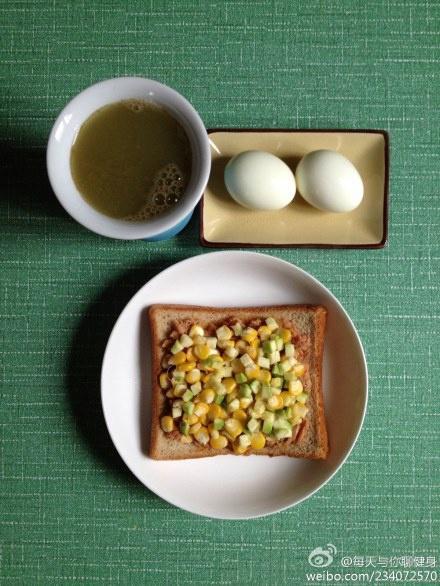 减脂增肌早餐-130903-金枪鱼蔬菜三明治，水煮蛋，黄瓜酥梨汁的做法
