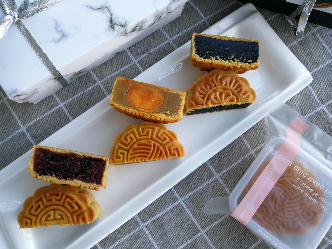 广式月饼—蛋黄莲蓉月饼