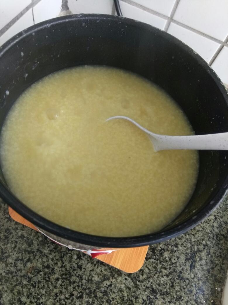 奶香小米粥(学生党宿舍极简版健康早餐)的做法