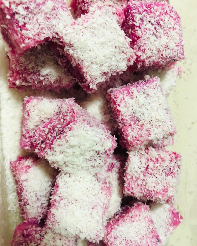 粉色椰丝牛奶小方