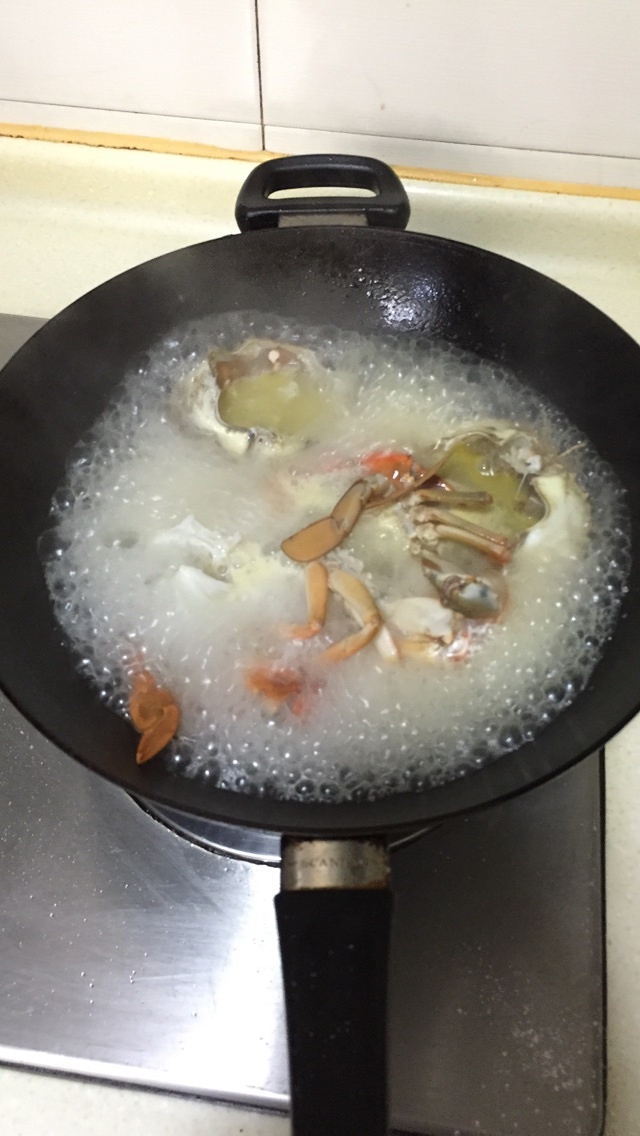 吴妈妈螃蟹丝瓜豆腐汤的做法 步骤2