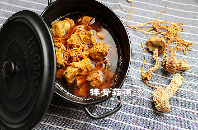 懒人厨房出品丨排骨菇菌汤的做法 步骤4
