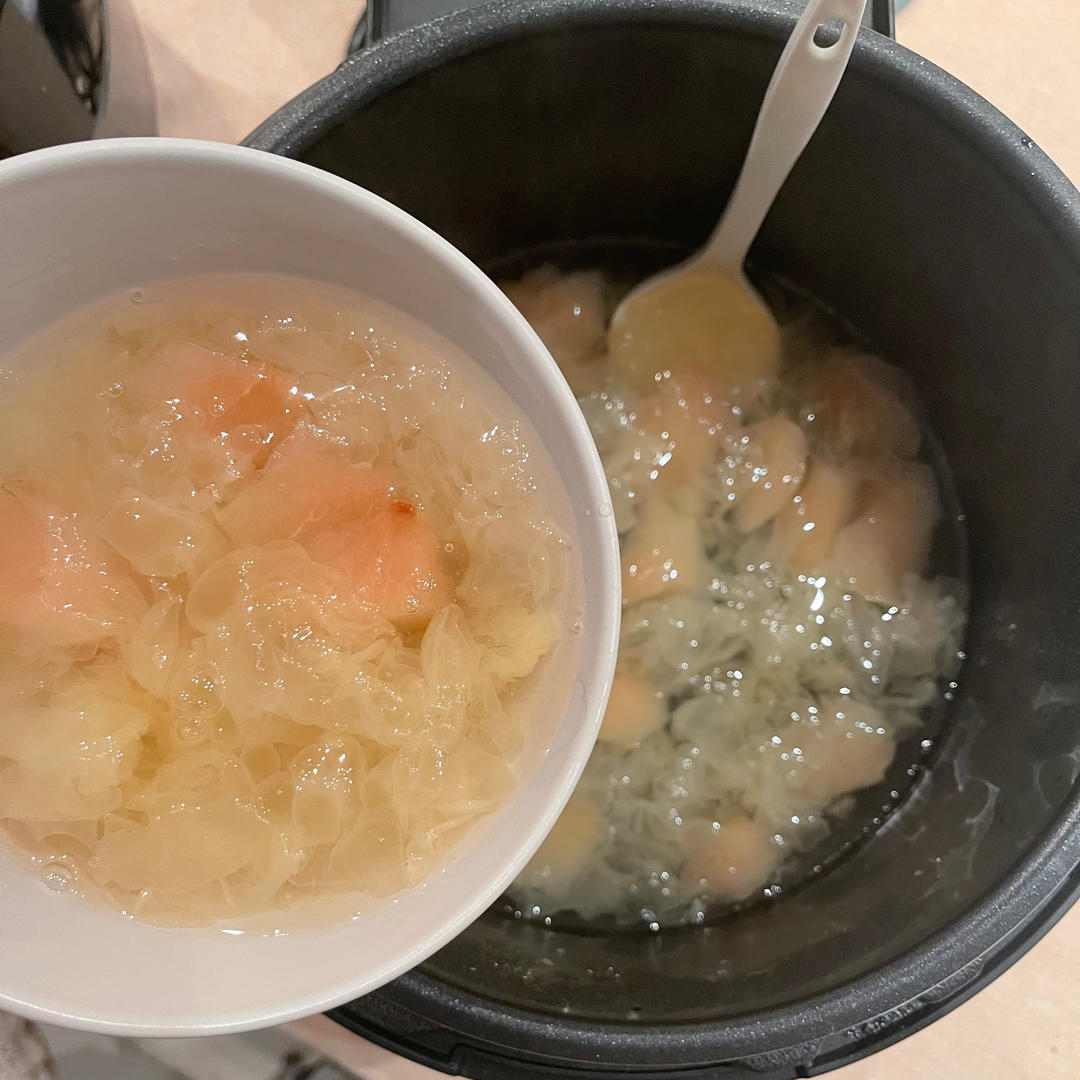 秋季润肺止咳的美食，银耳雪梨汤，软糯易出胶
