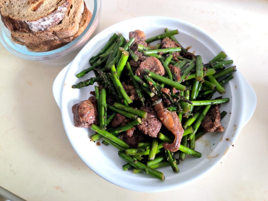 黑椒牛肉炒芦笋