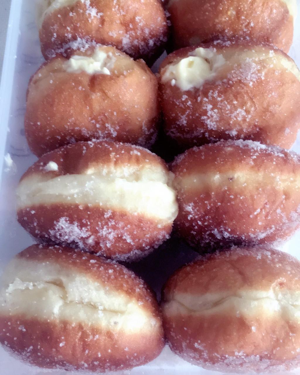 好吃到哭泣的甜甜圈VANILLA CREAM-FILLED DOUGHNUTS