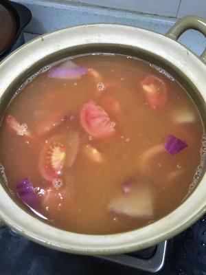 番茄洋葱土豆丸子汤的做法 步骤3