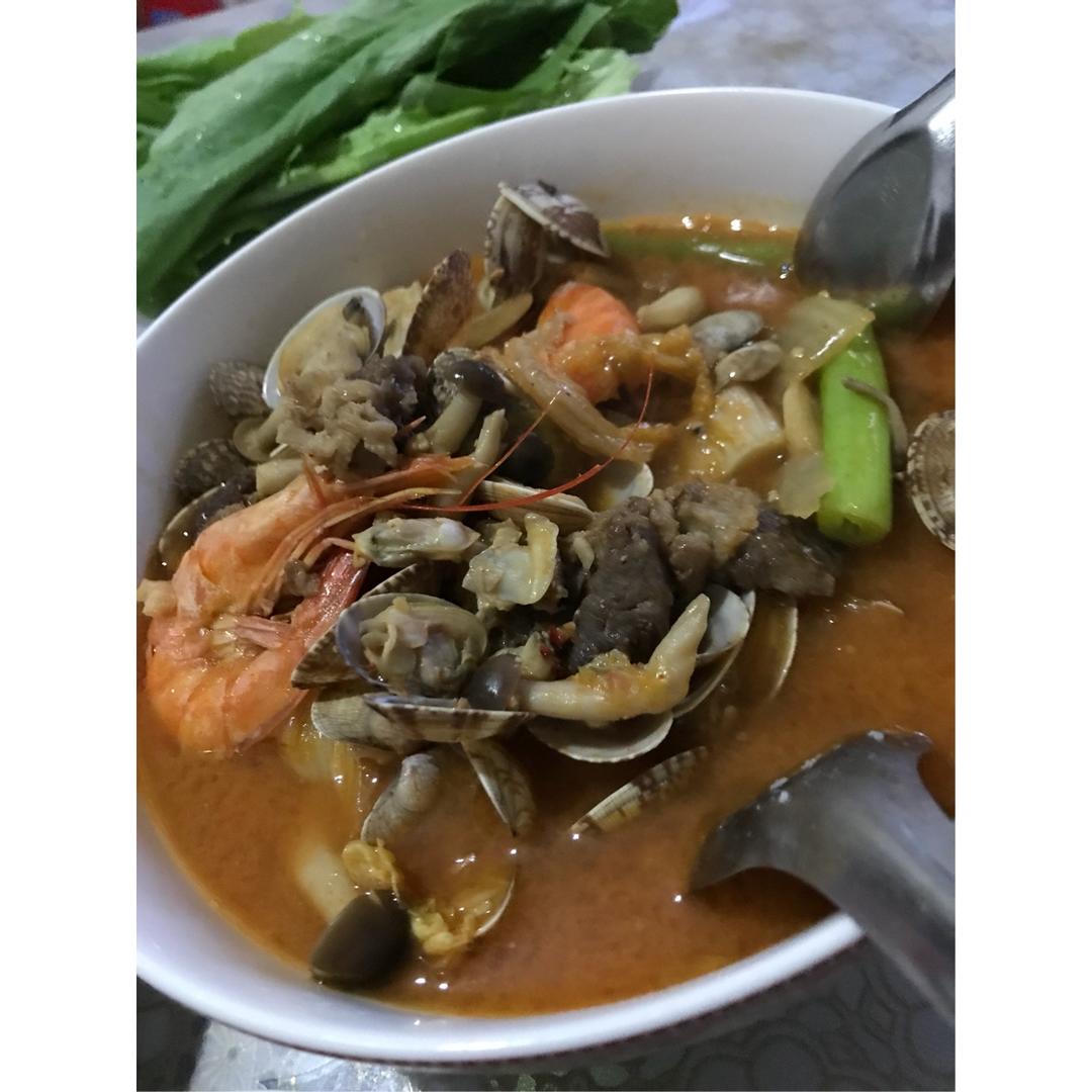 韩式鲜菌辣肥牛汤锅