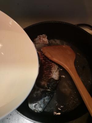 AIP|椰子油奶白鲫鱼汤的做法 步骤4