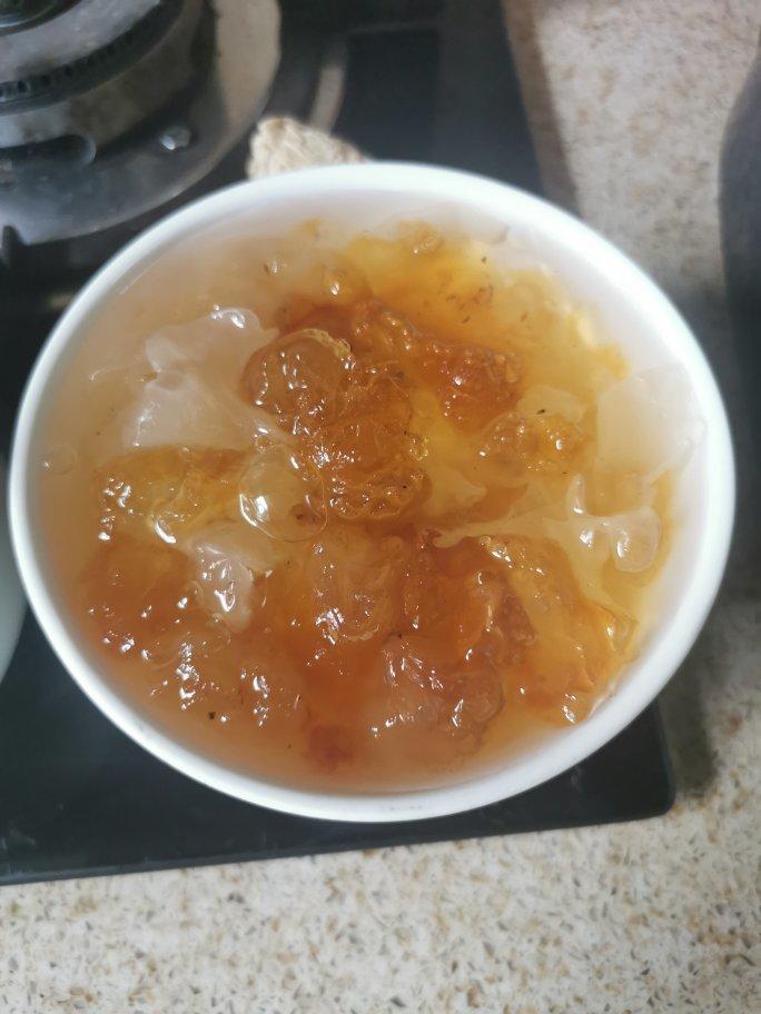 桃胶雪燕银耳皂角米羹