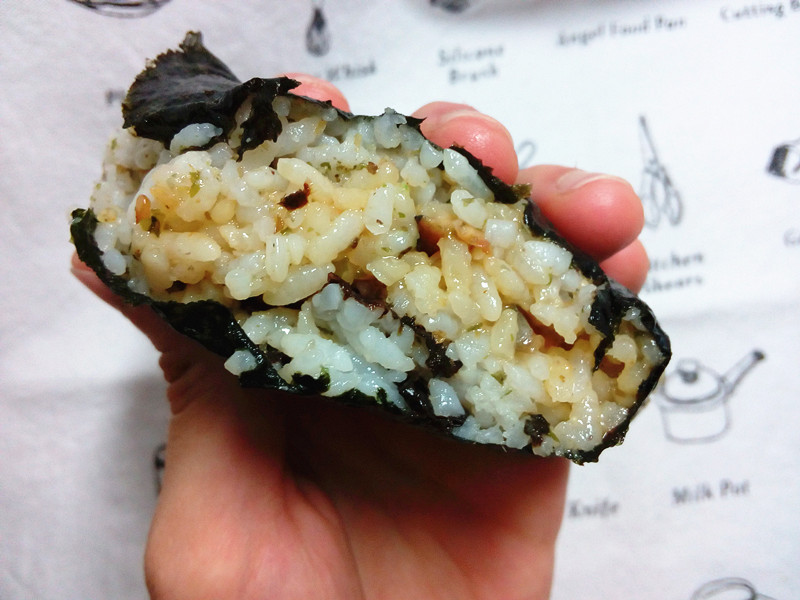 搅离梦做的紫菜三角饭团