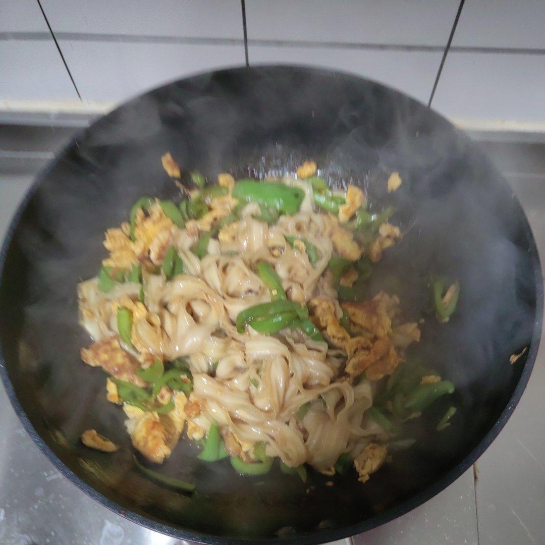 好吃不胖的青椒鸡蛋拌面