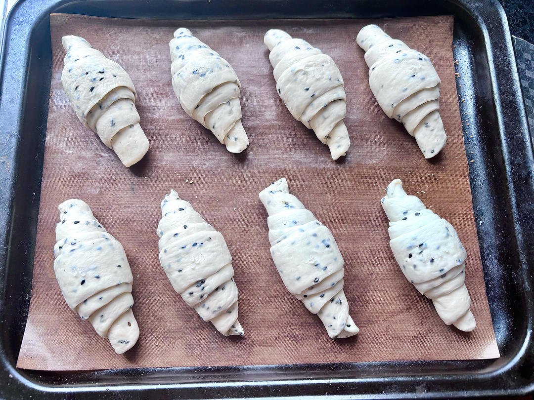 咸香黑芝麻盐面包