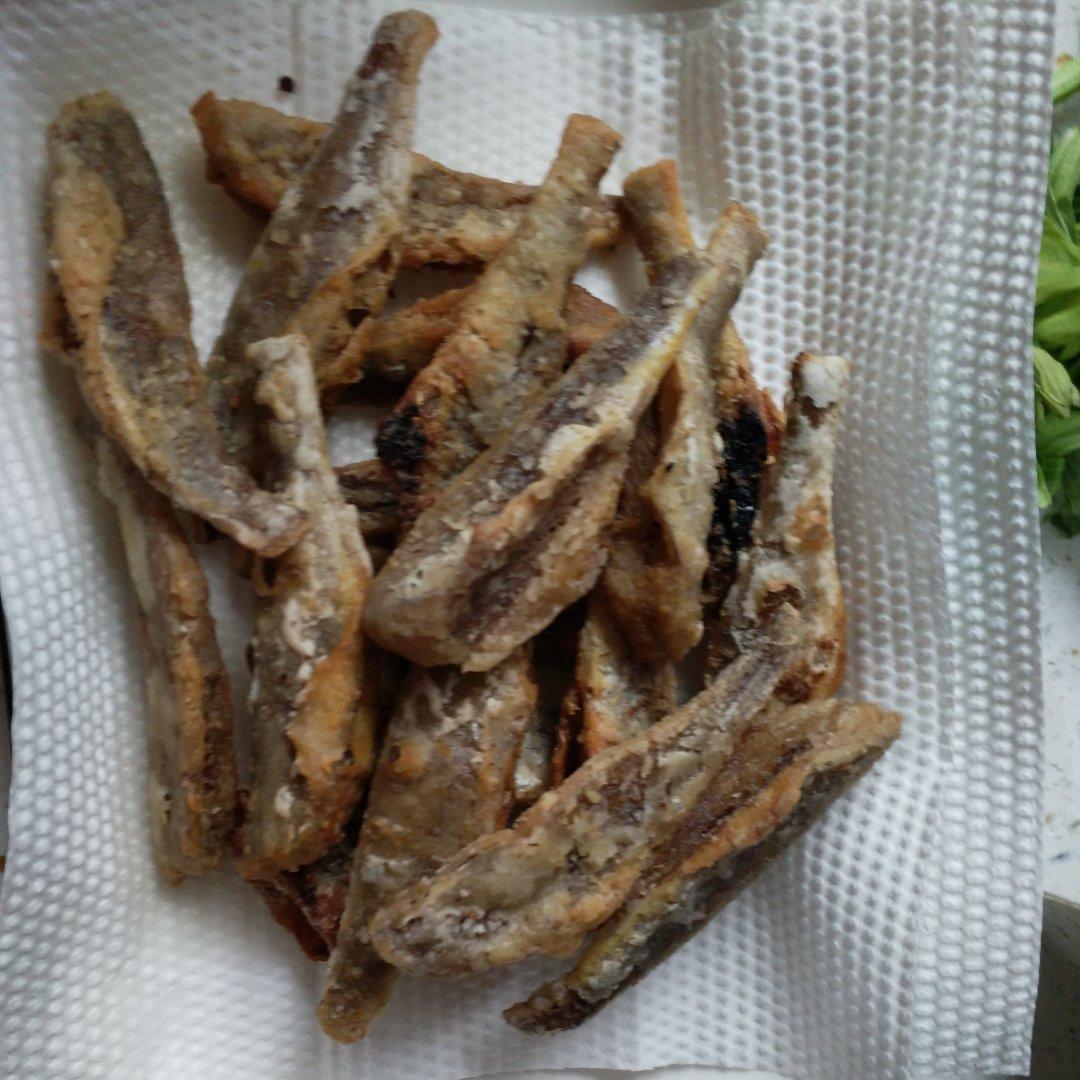 外酥里嫩：不会回软的干炸小黄鱼。