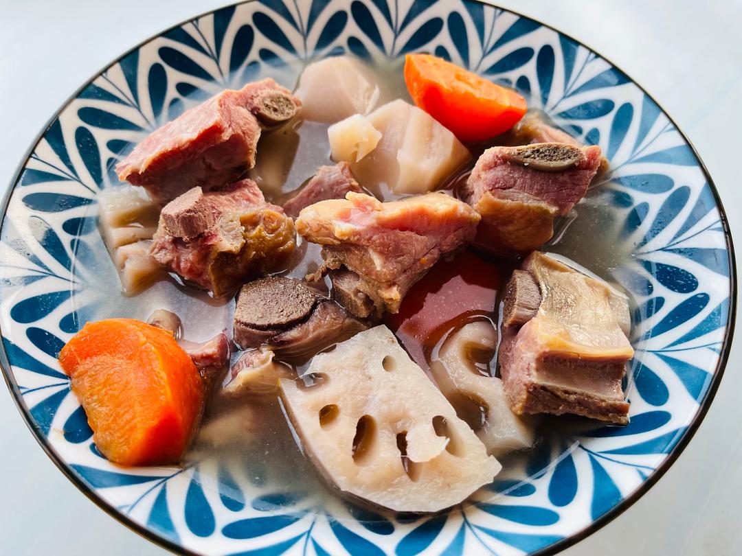 腊排骨莲藕汤的做法