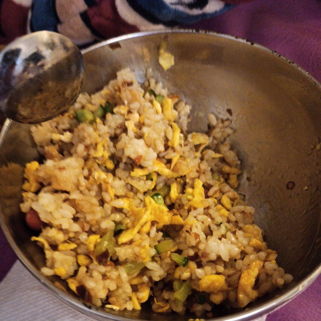 胡萝卜黄瓜鸡蛋炒饭