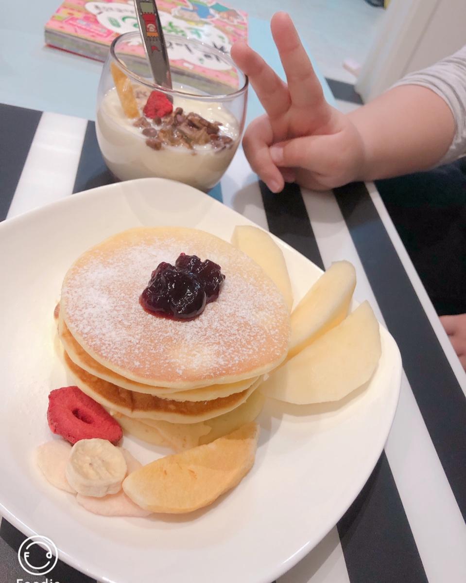 【酸奶松饼yogurt pancake】，搭上黑莓果酱和枫糖的美味。