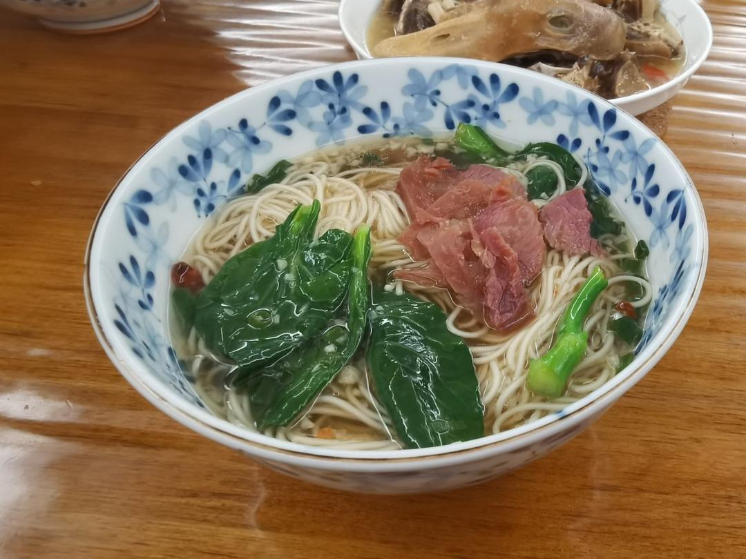 一碗清汤面 🍜 —— 秋日里的治愈系