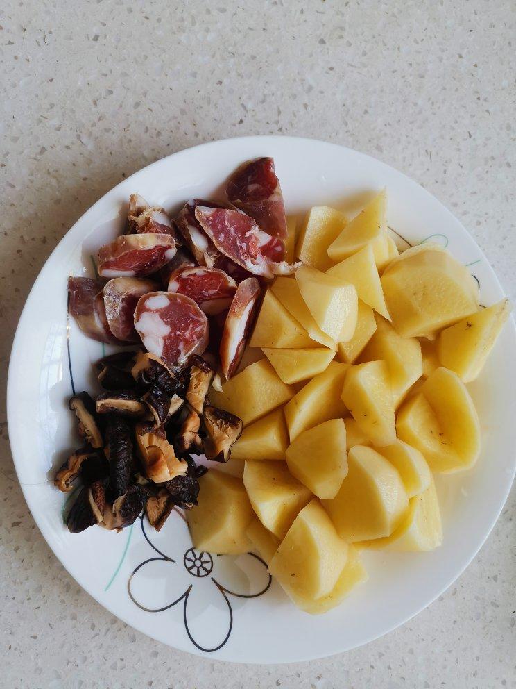 香菇土豆腊肠焖饭