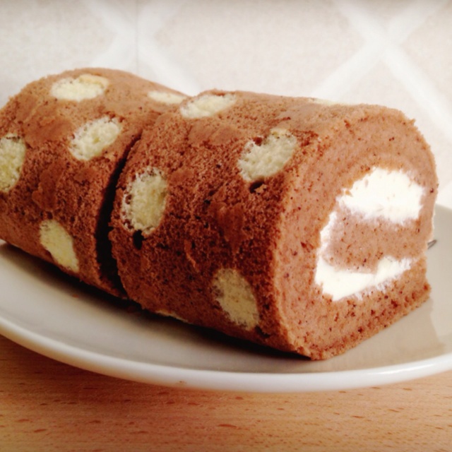 慢悠悠的夜明猪做的可可奶油波点蛋糕卷