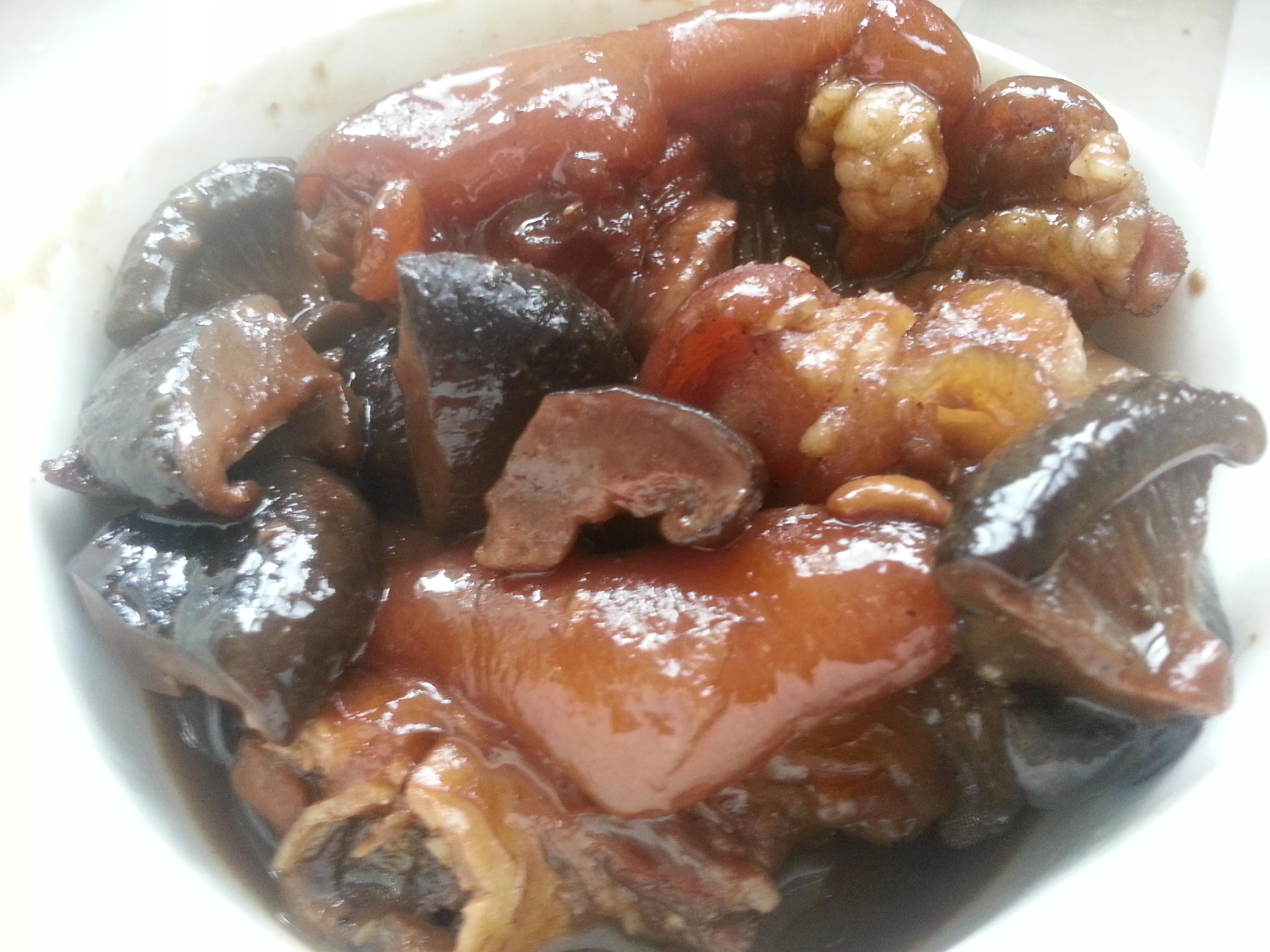 红酒香菇炖猪蹄的做法