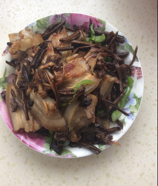 五花肉干锅茶树菇