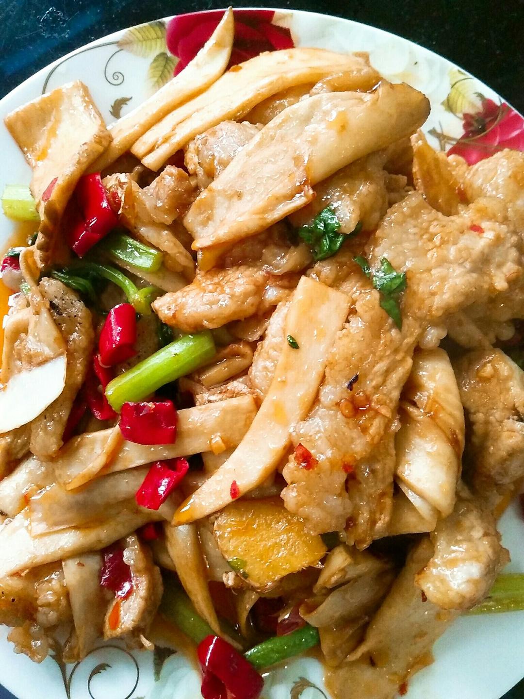 五花肉爆炒杏鲍菇