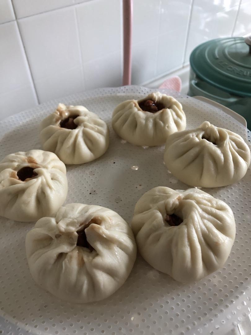 云朵般松软爆浆蜜汁叉烧包