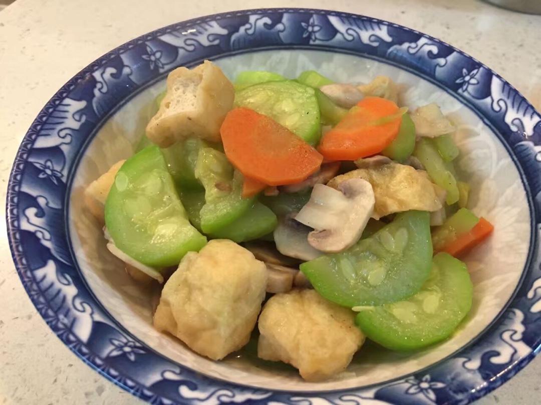 好吃又营养的西葫芦素炒胡萝卜