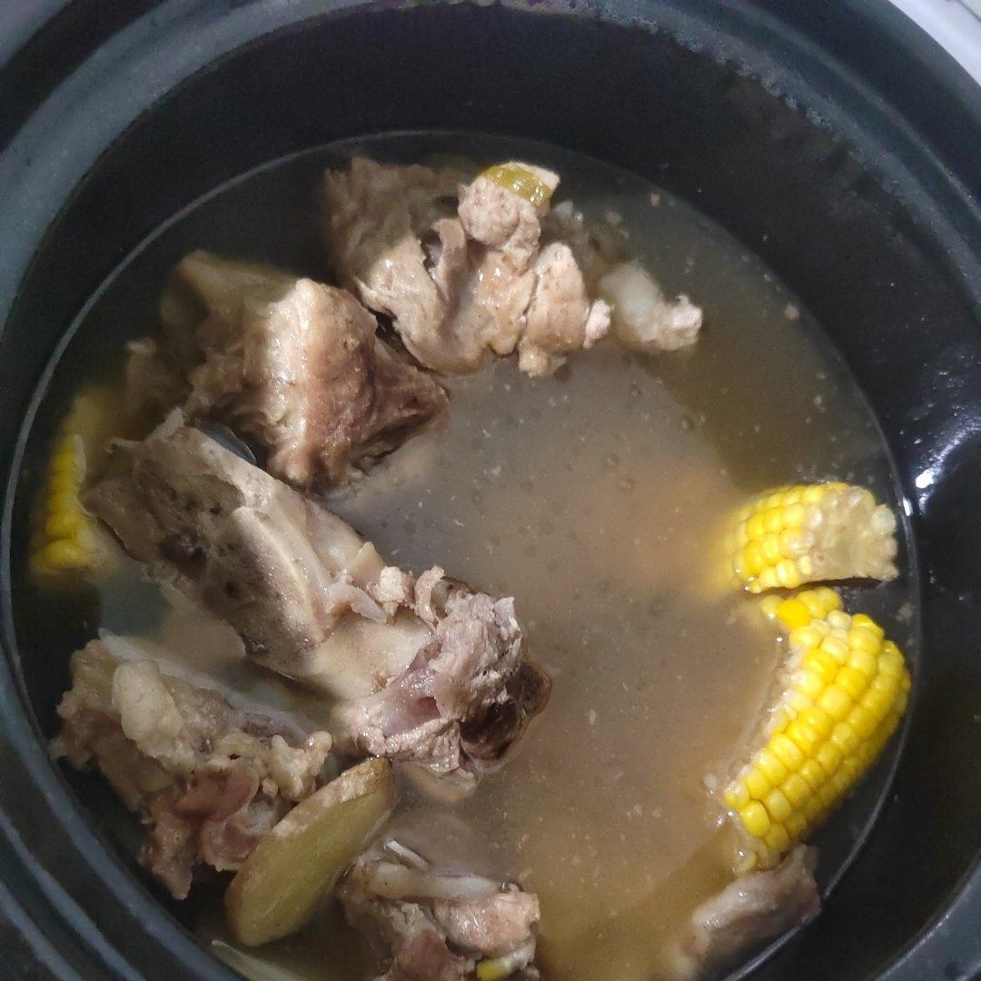 筒子骨玉米萝卜汤