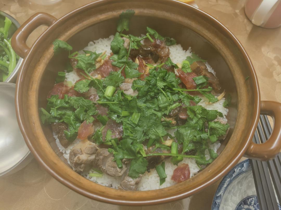 保姆级的「腊味煲仔饭2.0」加强版来了，地道老广味～