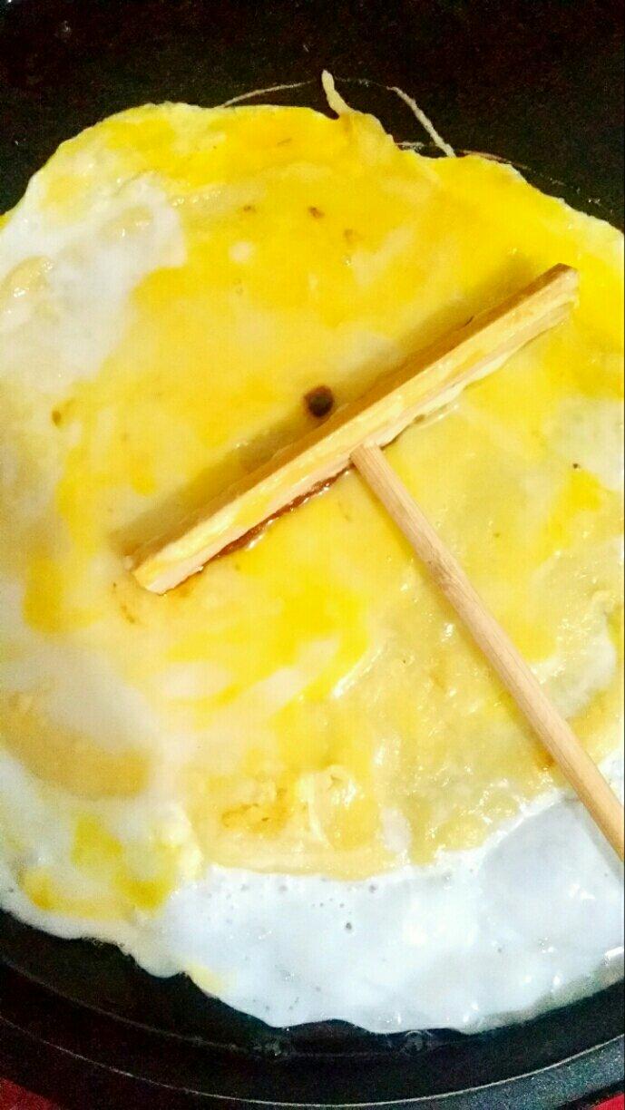 煎饼果子~~附面糊、薄脆、酱料做法，软糯香脆，跟买的一样口味，但干净的多的多