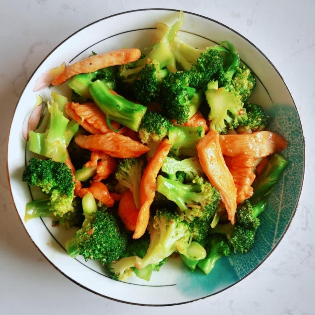 西蓝花炒鸡胸肉（最近爱上减脂餐）