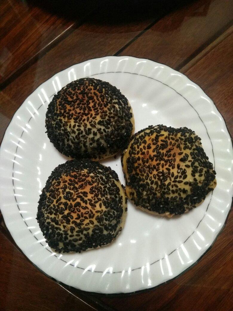 黑芝麻红糖椰蓉馅的玉米发面馅饼